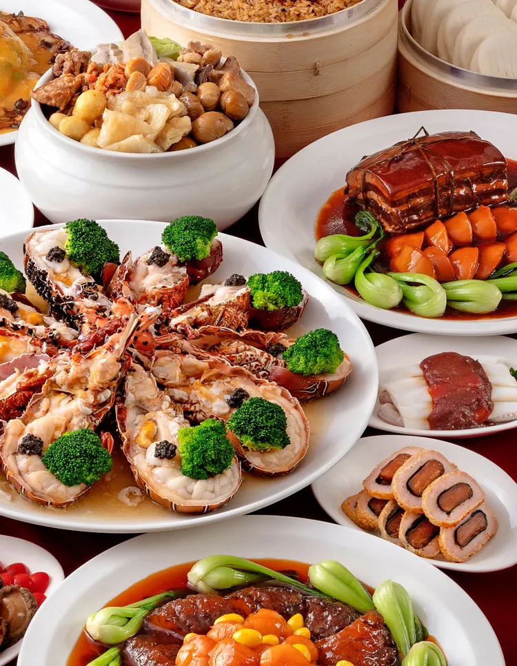 內用的馬到成功圍爐團圓宴，除夕圍爐小吃區、板石、宴會廳供應包括「松露上湯蒸龍蝦」、「極品干貝蠔汁燴黑玉參」、「鳳脂金露蒸龍虎斑」、「火烔菜膽燉土雞」等10道精緻菜色，2萬2800元+10%/6人，2萬9800元+10%/10人。國聯大飯店提供