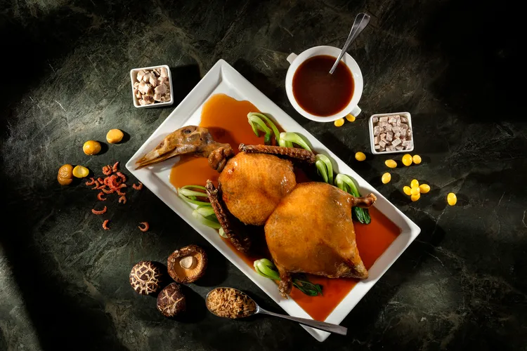 外帶年菜中，象徵福祿圓滿的「八寶葫蘆鴨」2680元/6人份，自清代開始，便為宮廷御膳中的經典名饌，製作費時費工，是道極受歡迎的年節功夫菜。國聯大飯店提供