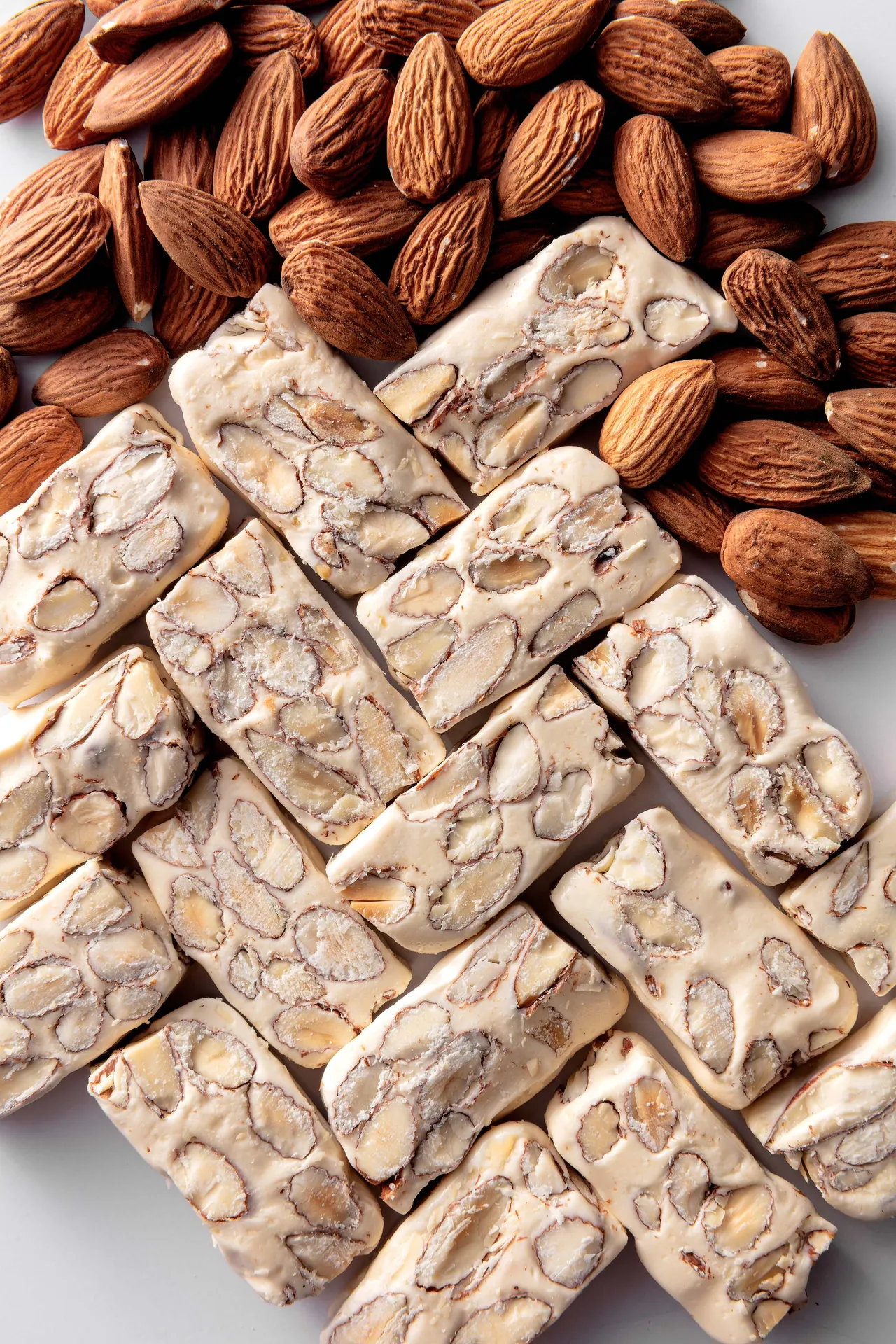 全新推出的「杏仁牛轧糖」480元，有著满满杏仁，软硬适中，送礼自用两相宜。国联大饭店提供