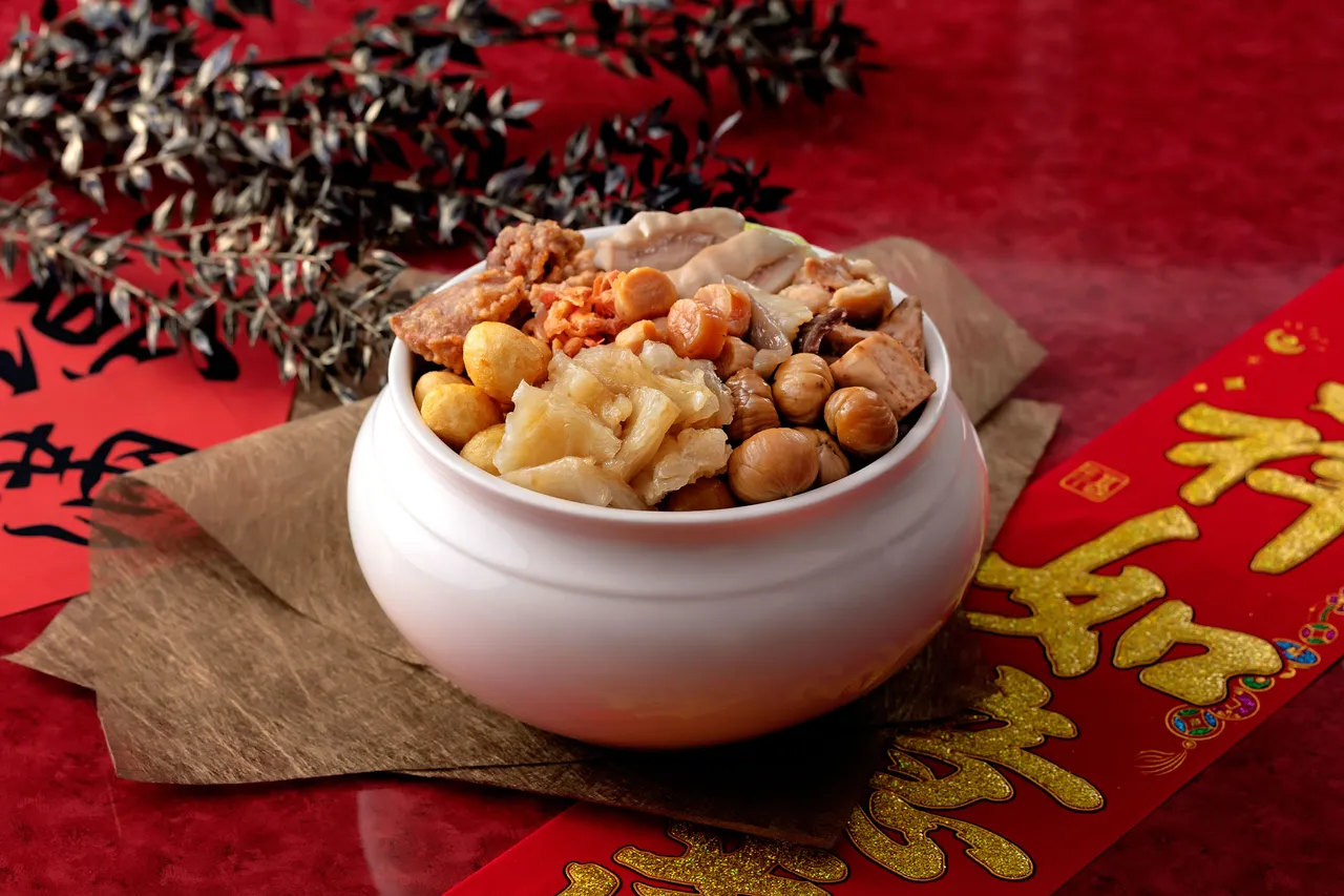 可以直接带回家享用的「珍品花胶坛烧八宝盅」3280元/6人份，是升级版的佛跳墙，使用花胶、干贝、猪肚等珍味细火慢炖，成就温润厚醇的极致汤品。国联大饭店提供