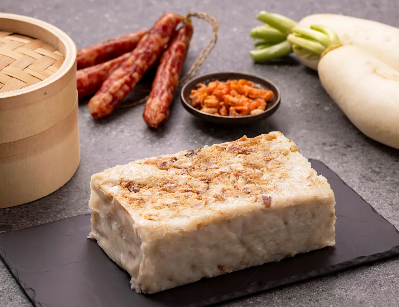 象征「步步高升」与「好彩头」的「国联雅馔萝卜糕」480元，虾米和腊肠先炒出香气，米浆和萝卜丝的比例也精心调配，吃起来水嫩软弹。国联大饭店提供