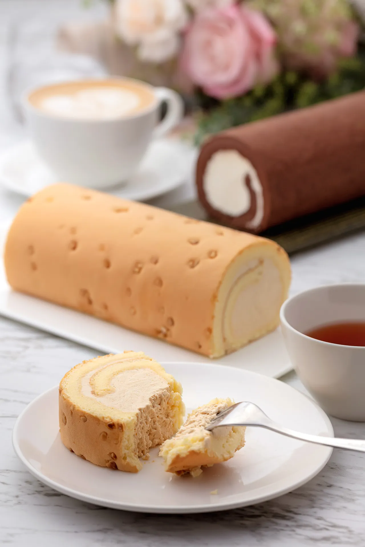 板石招牌的「生乳卷」480元，共有巧克力和焦糖海盐两种口味，适合在年夜饭后阖家享用。国联大饭店提供