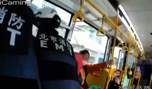 682公車駕駛遭乘客持刀威脅　現場上銬畫面曝光！女子不斷咆哮