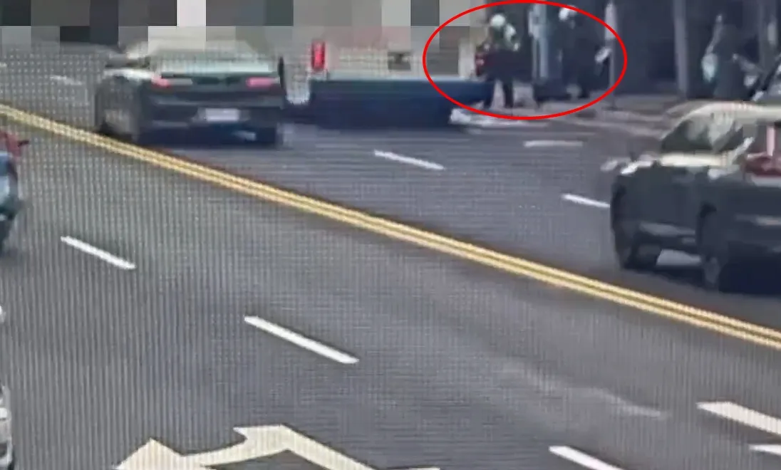 女子遭強制送醫。翻攝畫面