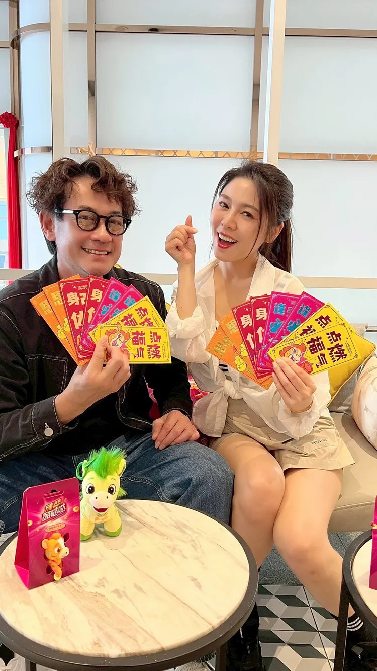 白家綺（右）和柯叔元開箱限量紅包。民視提供