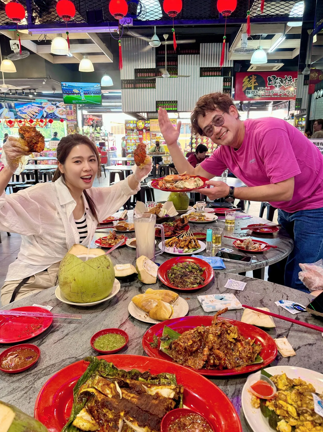 柯叔元（右）和白家綺大啖美食。民視提供