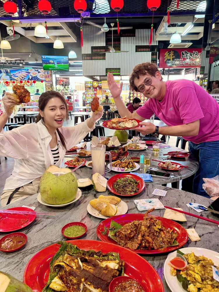 柯叔元（右）和白家綺大啖美食。民視提供