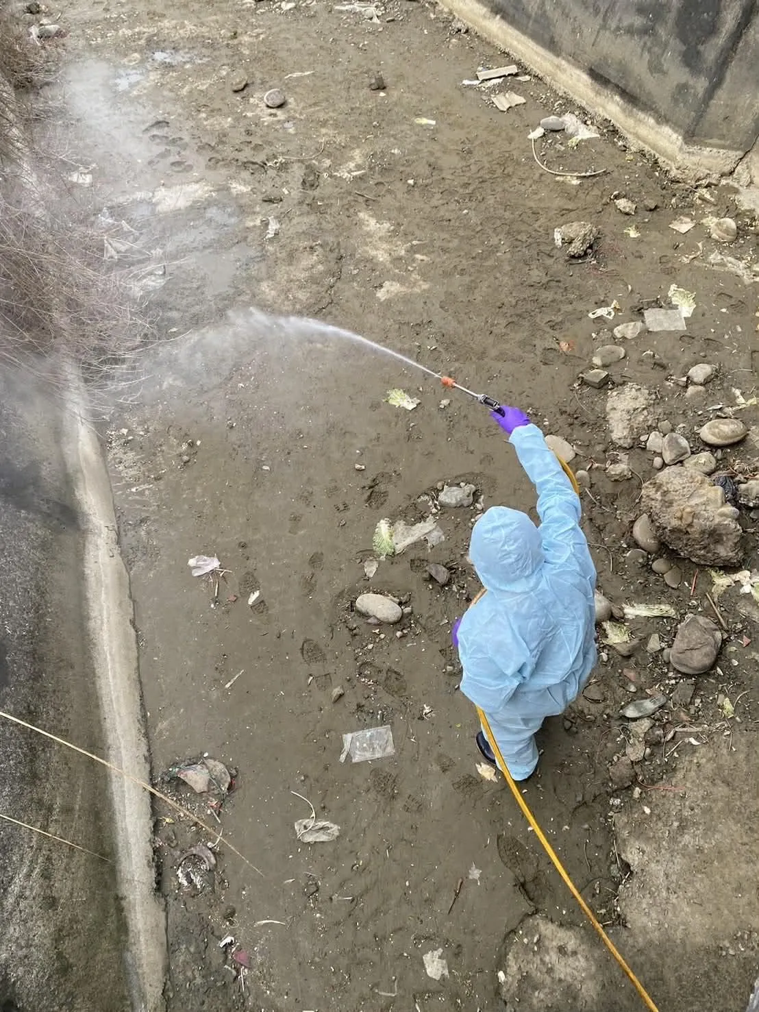 苗栗縣府派人在現場清消。民眾提供