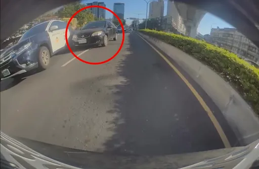 違停車內睡覺遇警驚醒狂逃！惡駕駛一度困車陣撞後車溜走　將吞5罰單並吊照