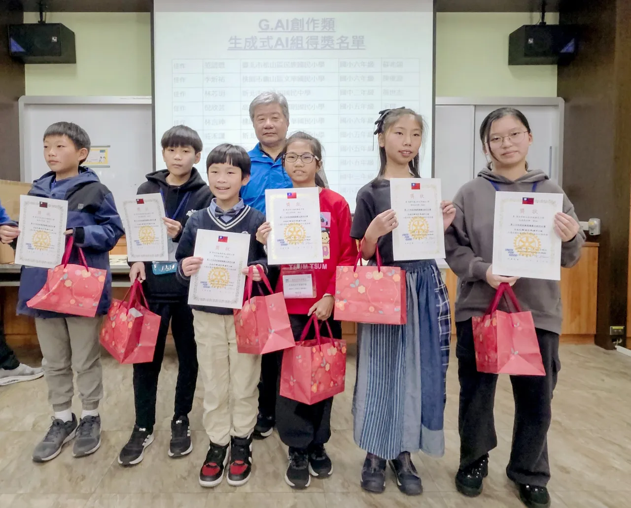 倪欣芸參加「全國中小學電腦圖文創作比賽」決賽，在創新的生成式AI組獲得佳作。翻攝畫面