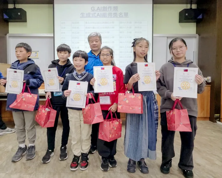 倪欣芸參加「全國中小學電腦圖文創作比賽」決賽，在創新的生成式AI組獲得佳作。翻攝畫面