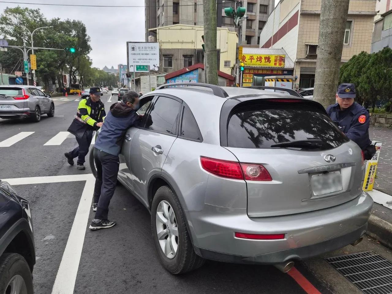 警員推車解圍。龍潭警分局提供