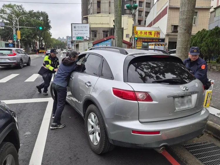 警員推車解圍。龍潭警分局提供