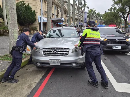 愛車剛完成估價就「罷工」拋錨路中　龍潭警即時伸援解圍