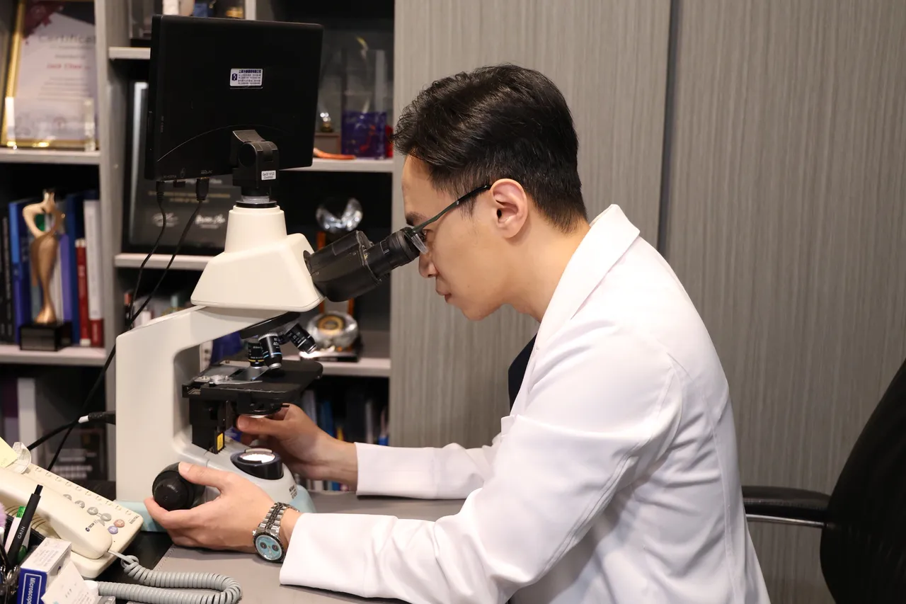 陈振丰医师的诊间就备有显微镜。庄宗达摄 