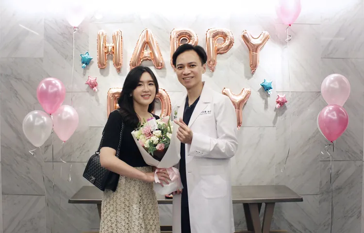 陳振豐醫師（右）也一手包辦太太（左）的「臉部美學」。陳振豐提供 