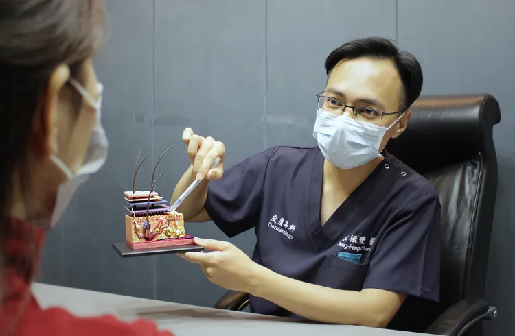 陳振豐皮膚科醫師的專業訓練，讓他能「精準分析評估」。陳振豐提供