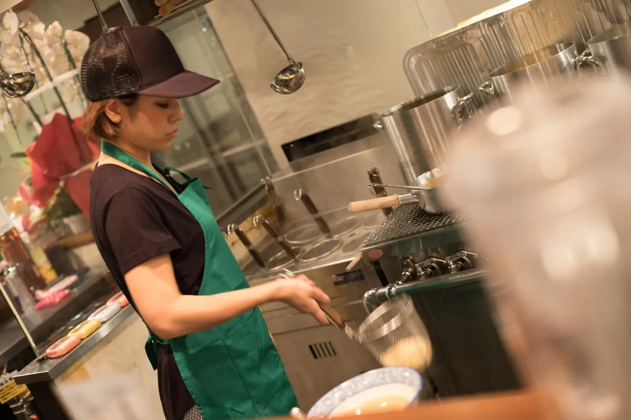 位於東京新宿歌舞伎町的拉麵名店《Ramen Mitaba 鶏そば みた葉》，在近年備受矚目的「泡系拉麵」領域中，展現高度完成度與技術實力。業者提供
