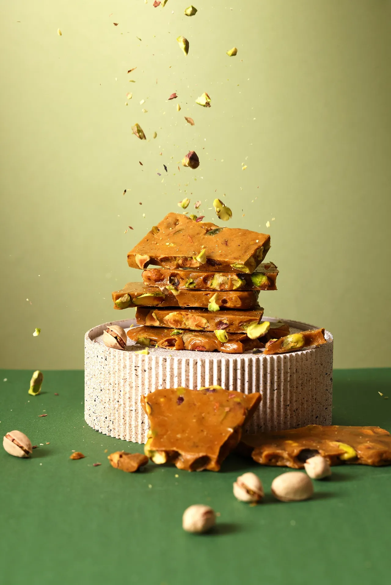 新年话题单品 「开心果奶油脆糖」以清脆不黏牙的金黄奶油脆糖，内里裹满香醇开心果仁，打造春节欢聚最不可或缺的零嘴。业者提供