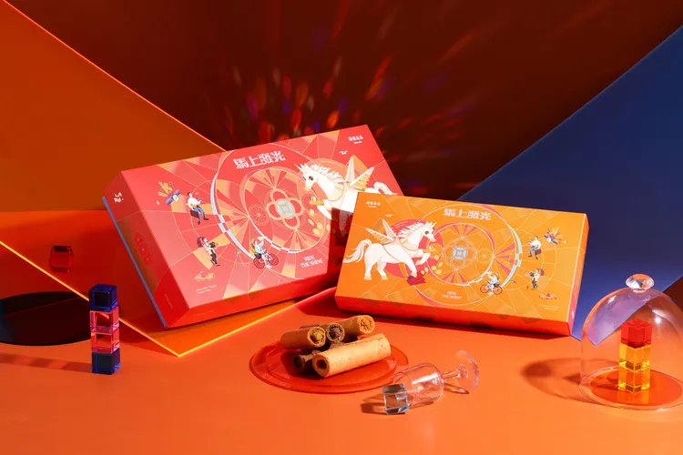 海邊走走以獨角獸為創作核心設計禮盒，映照出人人都能成為主角、閃耀自我，推出大氣澎湃的「海有財」與小巧精緻的「海有福」2款新年限定蛋捲禮盒。業者提供