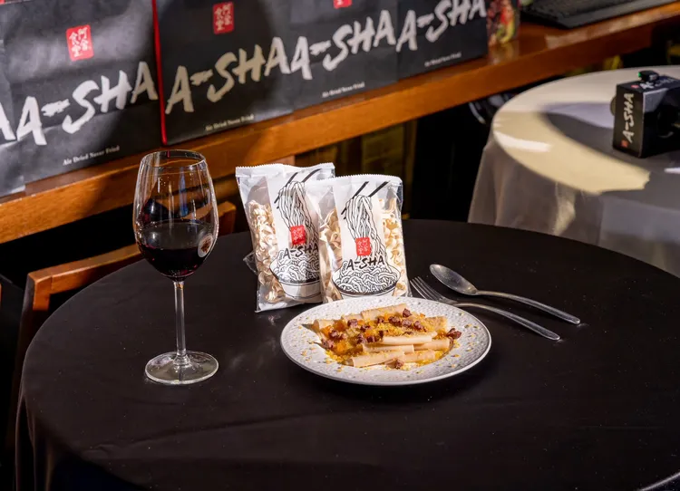 金度潤主廚重現劇中經典餐點「紫蘇油牛肉烏魚子乾拌麵」。業者提供