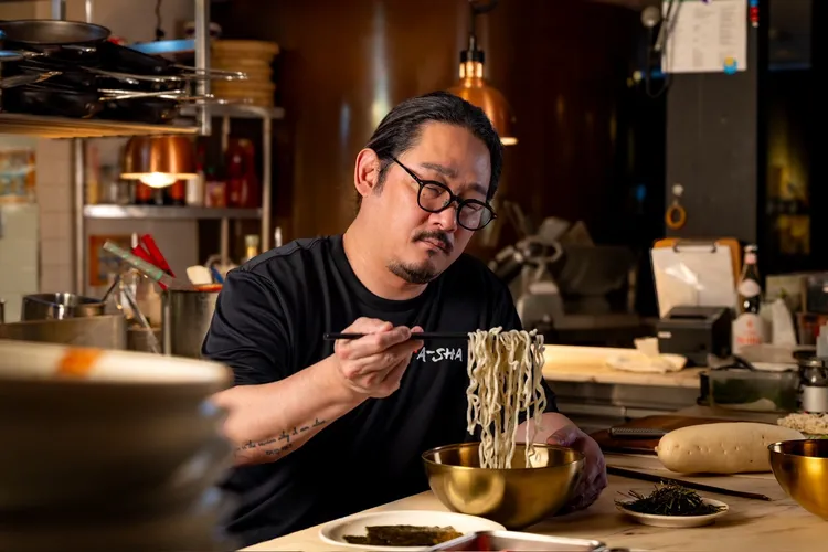 米其林星級主廚金度潤與招牌紫蘇油乾拌麵產品，預計2026年第一季上市。業者提供