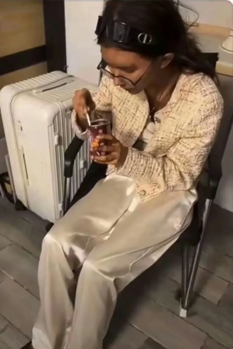 吳甄楨已被帶到救助站，據說因她牙齒被拔光所以只能吃八寶粥。翻攝網路