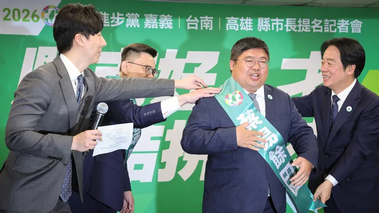 民進黨主席賴清德（右）為嘉義縣長被提名人蔡易餘（右2）披掛競選背帶，黨發言人吳崢（左）、高雄市長被提名人賴瑞隆（左2）也在旁協助調整。中央社