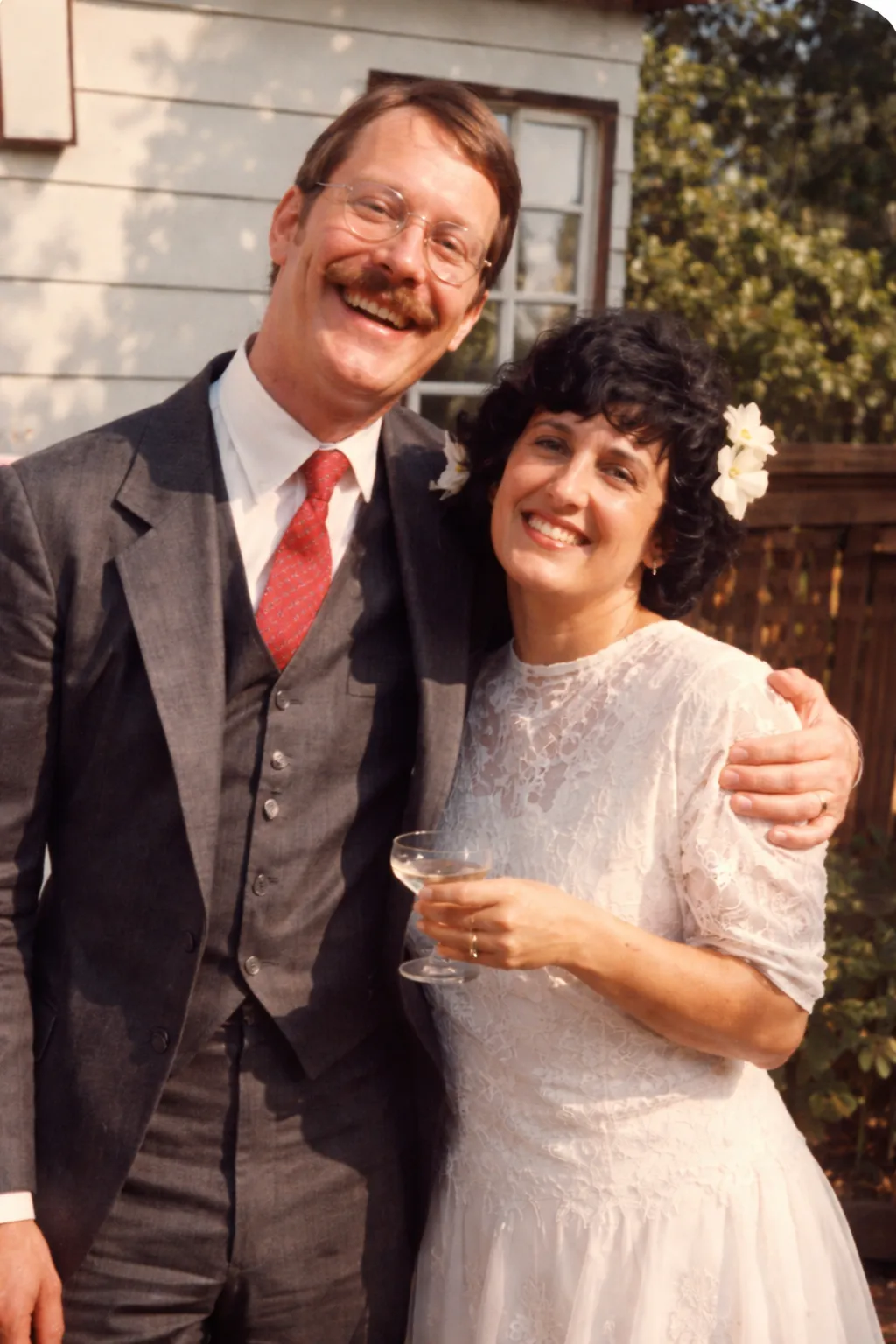 39年前，歐萊利（左）與琳達舉行第一次婚禮。AI示意圖