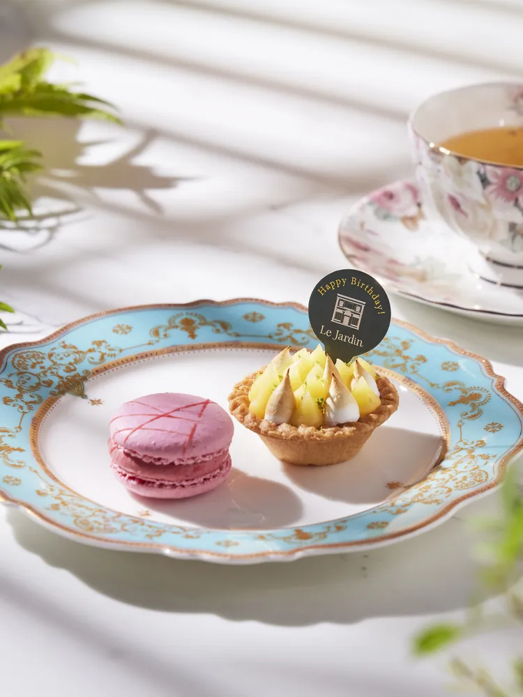 生日禮馬卡龍與經典奶霜檸檬塔・鮮採花草茶。業者提供