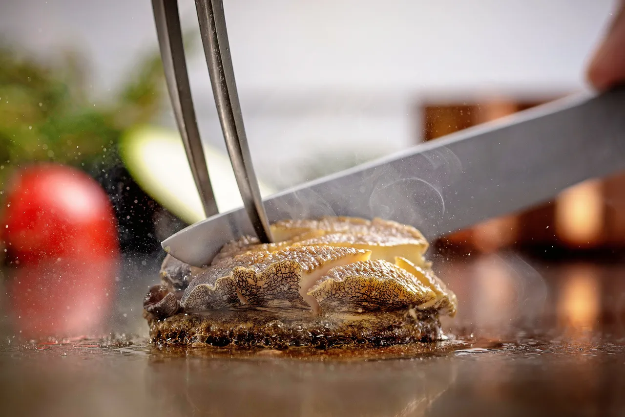 铁板现煎南非活鲍鱼。业者提供