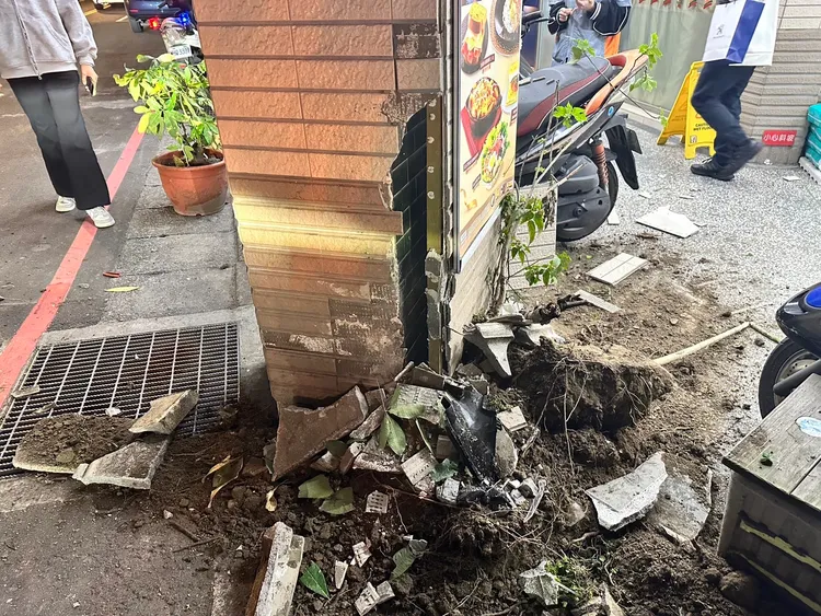 水泥底座的花盆被撞到粉碎，路人經過也嚇一大跳。翻攝畫面