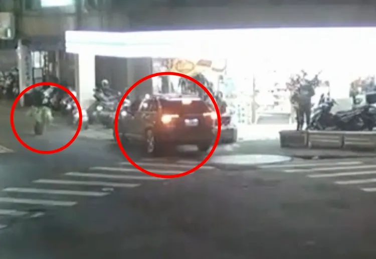 休旅車撞向路旁花盆與梁柱後停車，泥作底盆當場碎裂，而植栽卻滑行到路中間成了奇觀。翻攝畫面