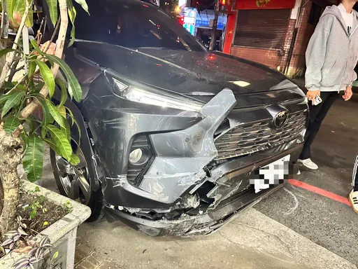 中和7旬翁服藥頭暈駕車失控撞柱　花盆爆碎「植栽滑移路中央」神奇畫面曝