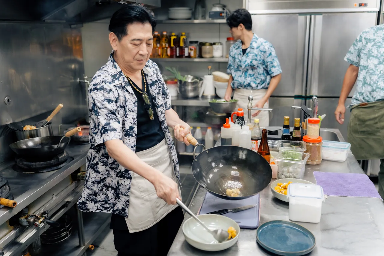 高捷亲自掌厨，举手投足间充满「大厨」的架势。好看娱乐提供