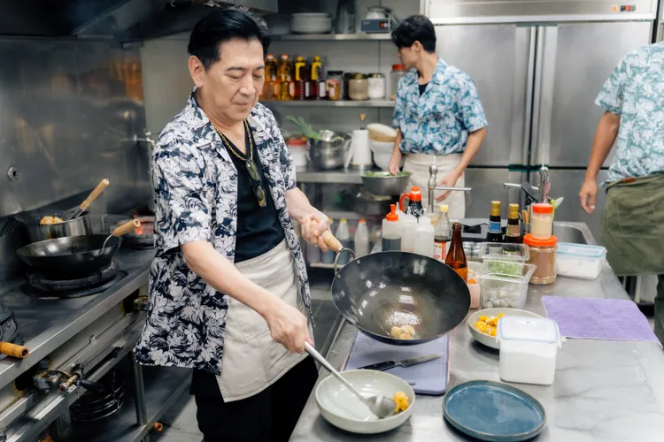 高捷親自掌廚，舉手投足間充滿「大廚」的架勢。好看娛樂提供