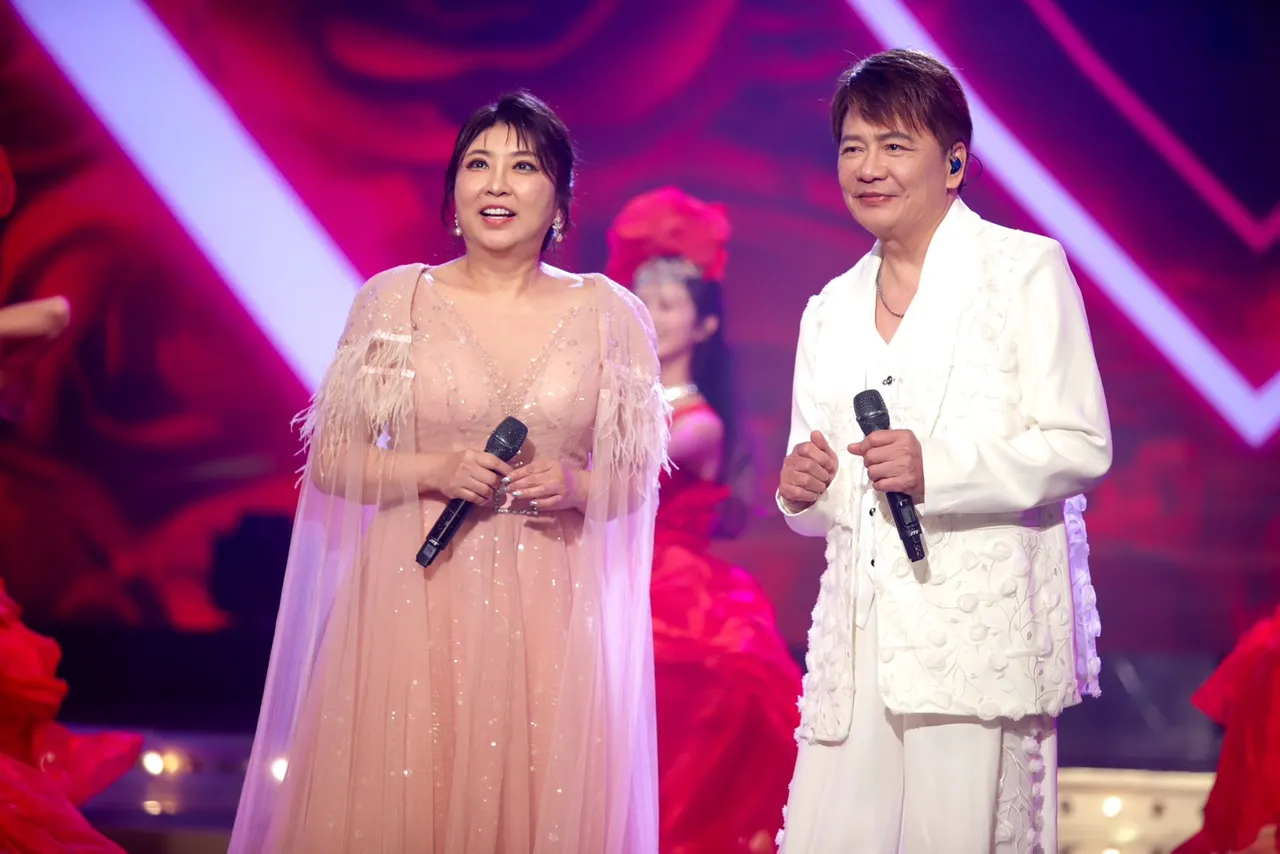 陳思安（左）、袁小迪合唱。民視提供