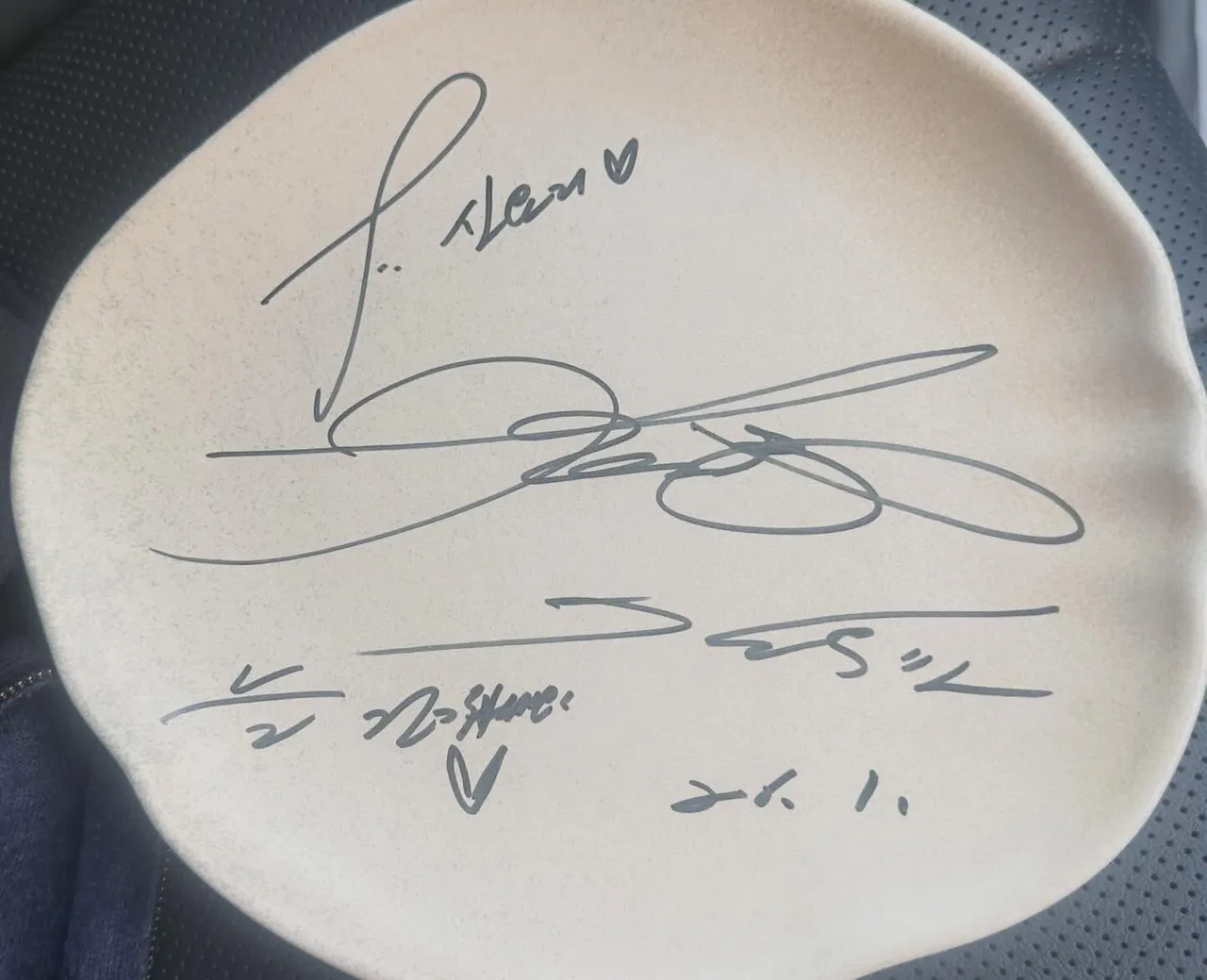 金宇彬在店家的盘子上签名，留言「要一直健康」。翻摄shinyori IG