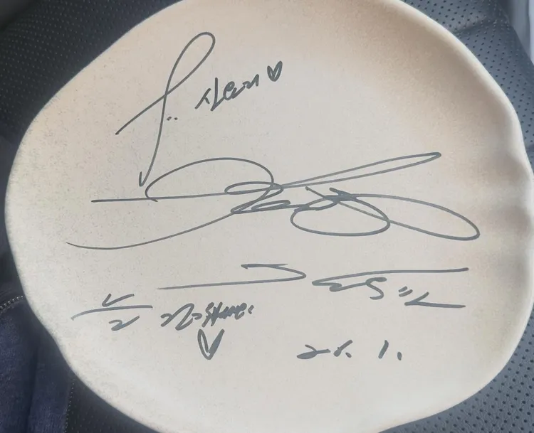 金宇彬在店家的盤子上簽名，留言「要一直健康」。翻攝shinyori IG