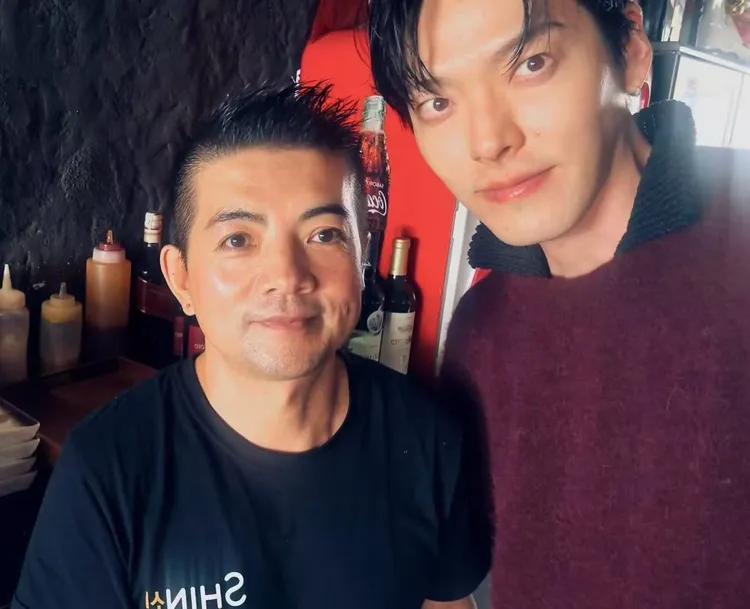 金宇彬（右）大方跟老闆合照。翻攝shinyori IG