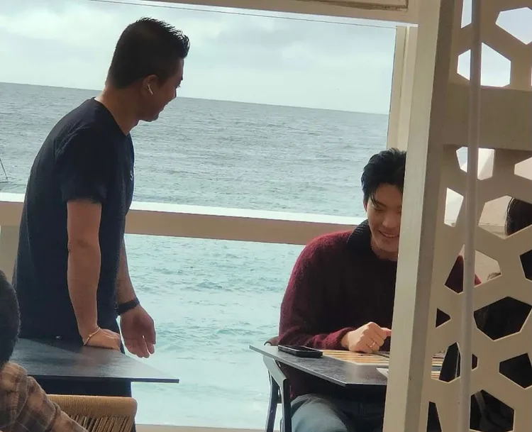 金宇彬無名指的婚戒超閃，老闆站在餐桌旁邊與他交談。翻攝shinyori IG