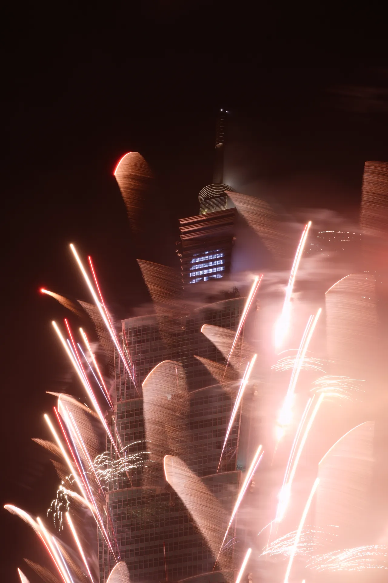 今天是2025年最后一天，今晚登场的台北101跨年烟火长度达6分钟，整段烟火以5大段落呈现，开场烟火磅礡绽放，民众惊呼连连。彭欣伟摄