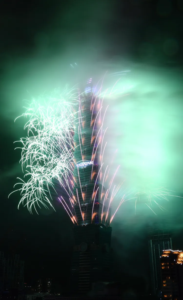 今天是2025年最後一天，今晚登場的台北101跨年煙火長度達6分鐘，搭配台灣年輕世代原創音樂，整段煙火以5大段落呈現，開場煙火磅礡綻放，民眾驚呼連連。莊宗達攝