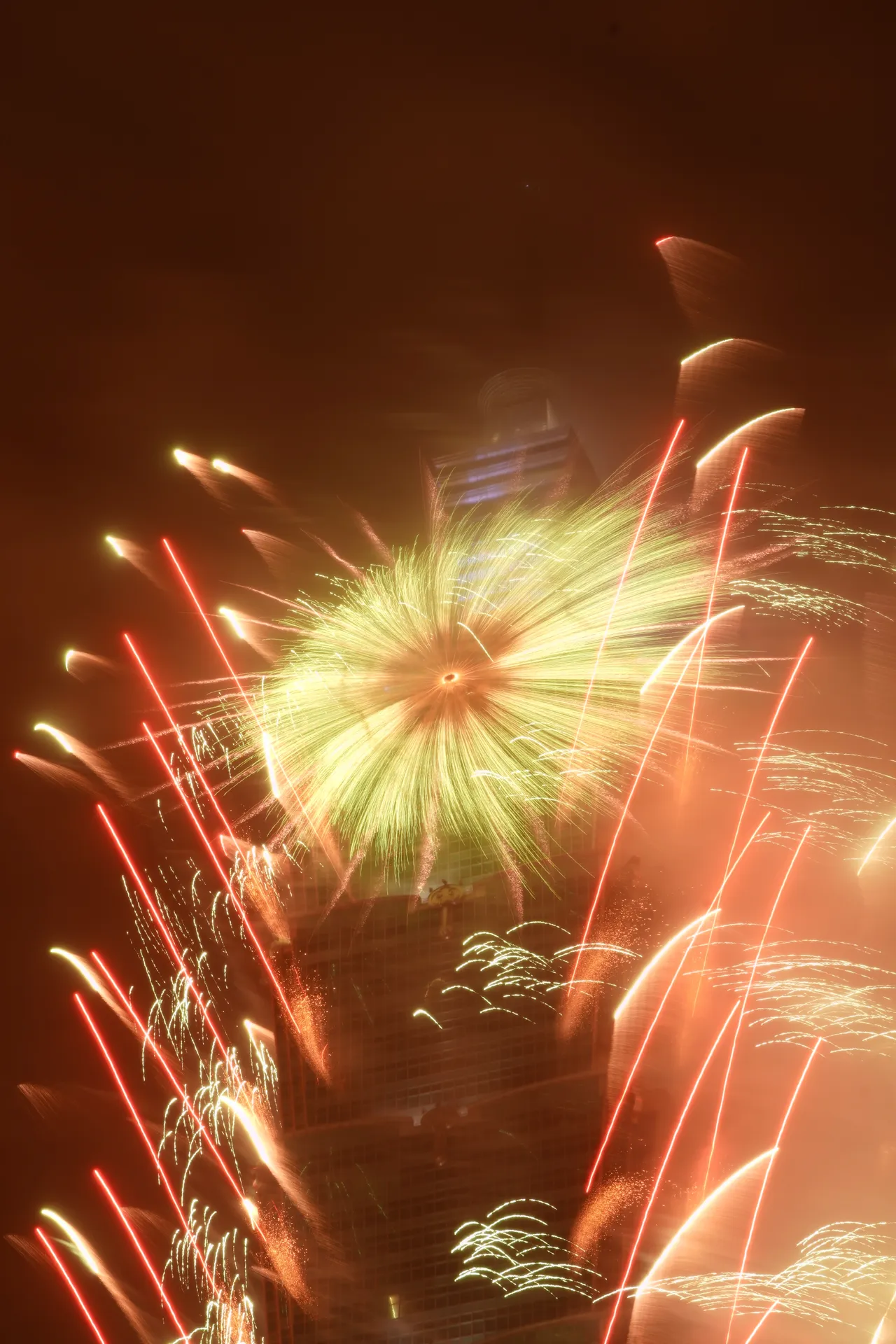 今天是2025年最后一天，今晚登场的台北101跨年烟火长度达6分钟，搭配台湾年轻世代原创音乐，整段烟火以5大段落呈现，开场烟火磅礡绽放，民众惊呼连连。彭欣伟摄