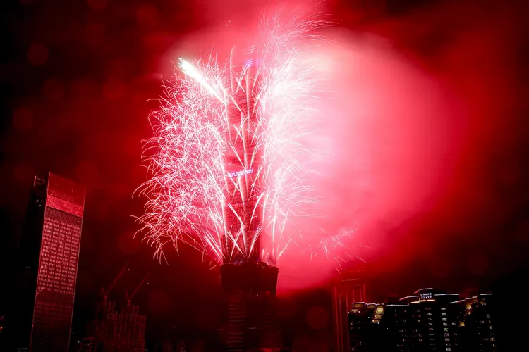 今天是2025年最後一天，今晚登場的台北101跨年煙火長度達6分鐘，搭配台灣年輕世代原創音樂，整段煙火以5大段落呈現，開場煙火磅礡綻放，民眾驚呼連連。莊宗達攝