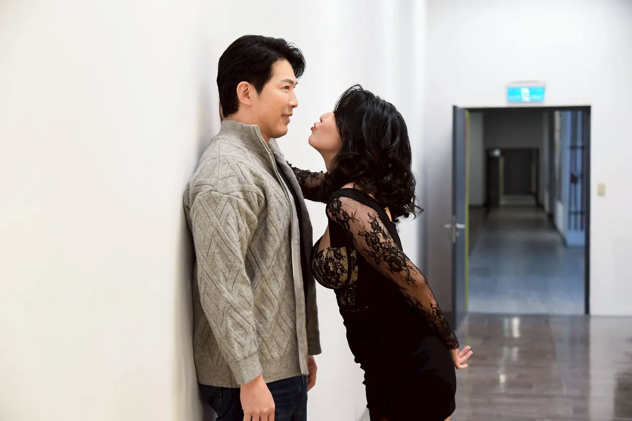 葉華（右）壁咚黃少祺。三立供