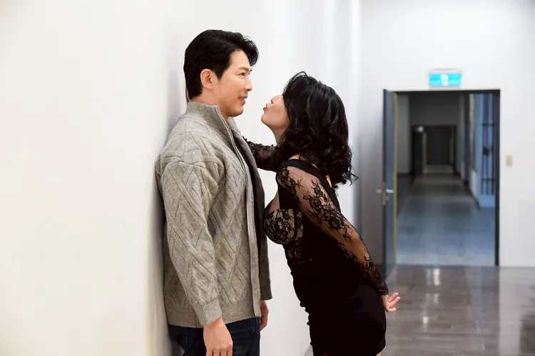 葉華（右）壁咚黃少祺。三立供