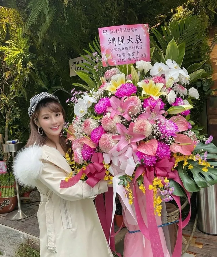 琳妲投資的餐酒館，開幕時非常熱鬧。翻攝琳妲IG