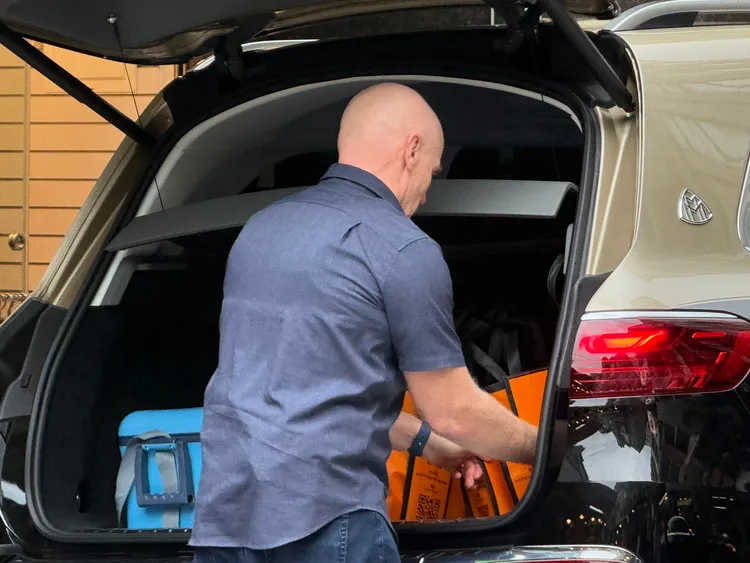 黃仁勳在蜜餞行內大手筆採購，裝滿整整兩台車，場面相當吸睛。記者呂承哲攝