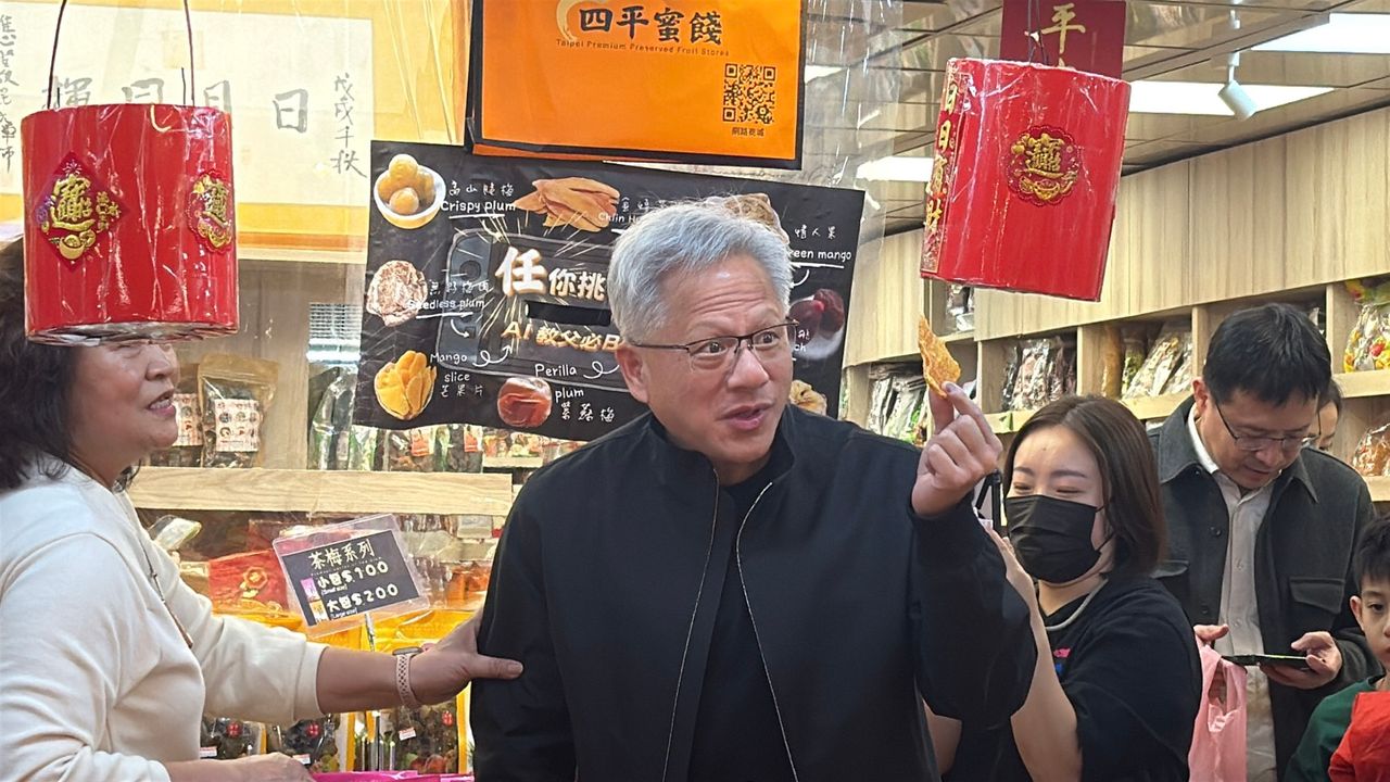 兆元宴前先血拼!黃仁勳再逛四平街蜜餞行 化身「銷售員」送芒果乾給小朋友